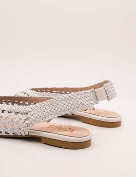 Sandalia Kess 21470 blanco trenzado de mujer.