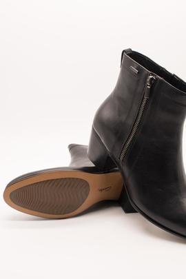 Botín Clarks Ceara Emi GTX black de mujer.