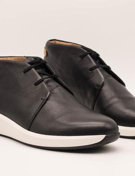 Botín Clarks Un Rio Mid black de mujer.