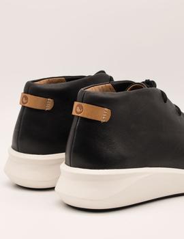 Botín Clarks Un Rio Mid black de mujer.