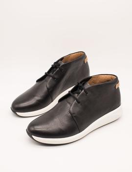 Botín Clarks Un Rio Mid black de mujer.