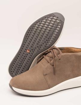 Botín Clarks Un Rio Mid pebble suede de mujer.