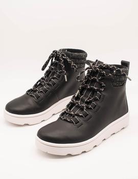 Botín Clarks Step Explor Hi TEX black de mujer.