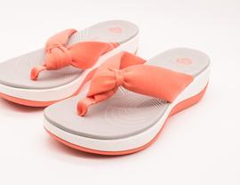 Sandalia Clarks Arla Glison coral de mujer.